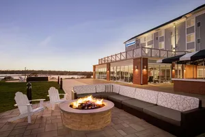Wyndham Newport Hotel 4*