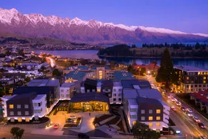 Holiday Inn Express & Suites Queenstown 4*