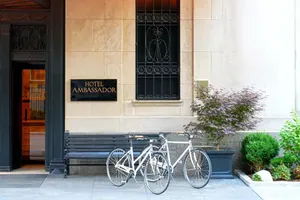 Ambassador Chicago 4*