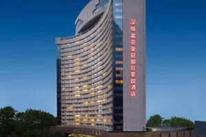 Crowne Plaza Hotel & Suites Landmark 4*